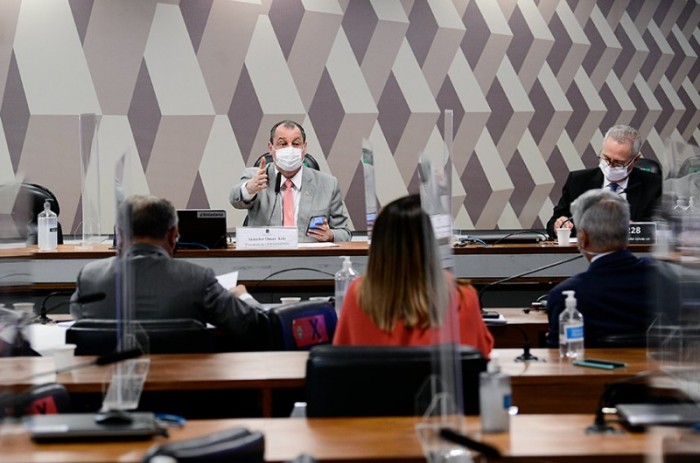 Omar (C): "Queremos saber do doutor em que exame ele se baseou para dar 20 dias de folga para o cara" - Pedro França/Agência Senado