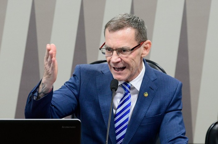 Bolsonaro veta maior parte de projeto que pune divulgação de infrações no trânsito