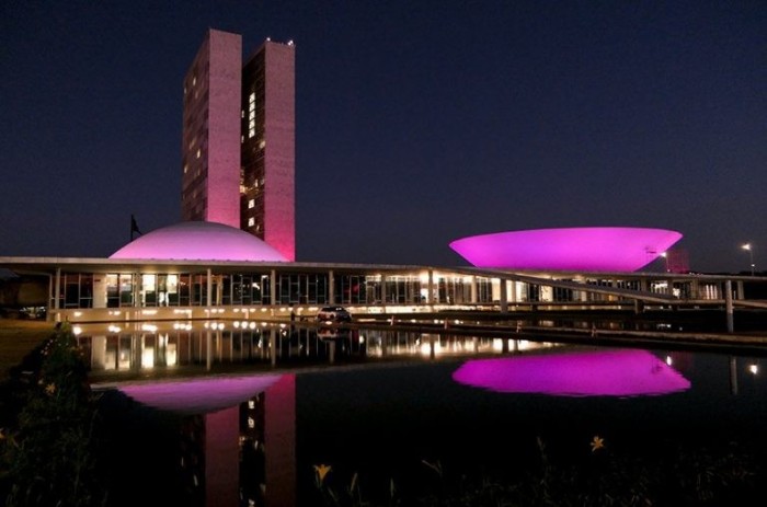 Iluminação rosa do Congresso lembra mês de conscientização sobre a linfangioleiomiomatose