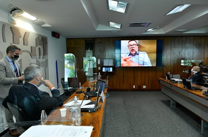O relator do projeto, Flávio Arns (na tela), durante a votação da matéria na Comissão de Assuntos Sociais (CAS) do Senado - Geraldo Magela/Agência Senado