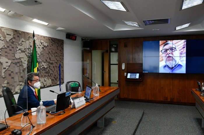 O relator, Flávio Arns (no telão, na reunião presidida por Paulo Rocha), apresentou emendas ao projeto - Leopoldo Silva/Agência Senado