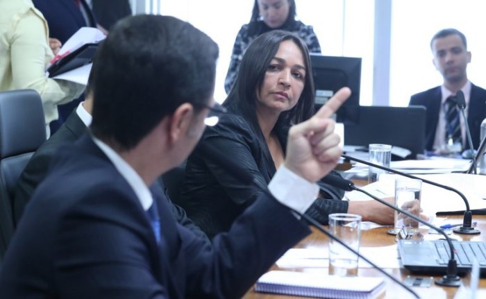 Senadora Eliziane Gama ouve Anderson Torres falar - (Foto: Bruno Spada / Câmara dos Deputados)
