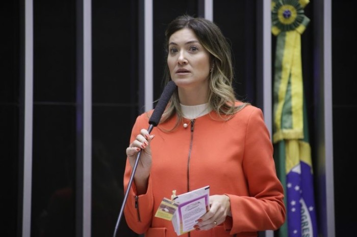 Câmara aprova MP que instituiu o valor do salário mínimo em R$ 1.212