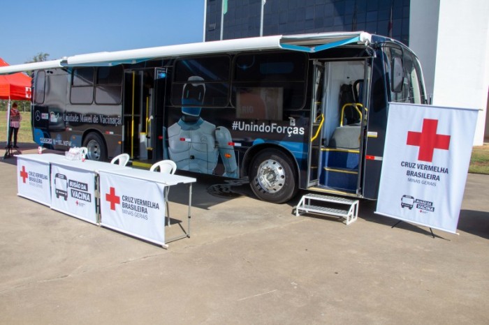 'Busão da Vacinação' da Cruz Vermelha reforça estratégia de imunização em Minas