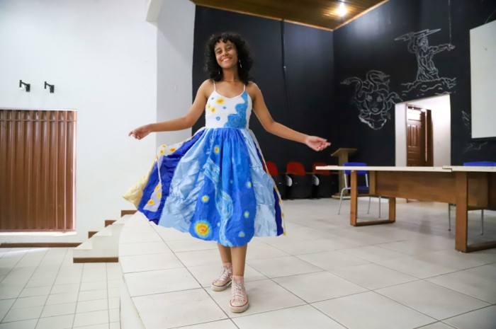 Vestido produzido de retalhos inspirado no quadro de Van Gogh é vencedor do Escola Consciente