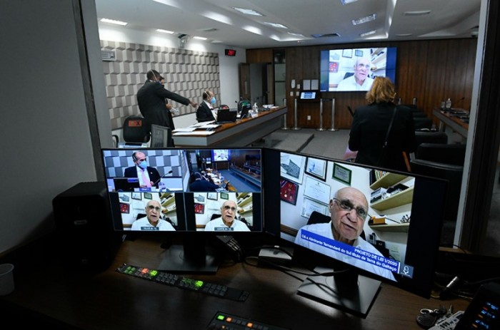 O relator da proposta, Lasier Martins (nas telas), na reunião da CE nesta quinta - Roque de Sá/Agência Senado