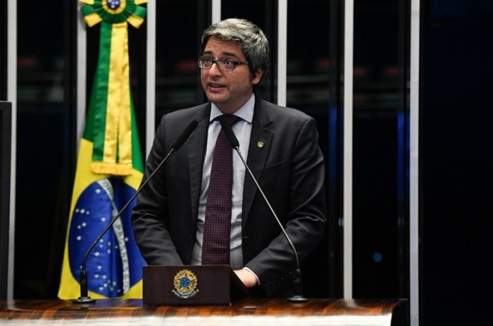 O senador Carlos Portinho (PL-RJ) alertou que é perigoso as autoridades quererem resolver os problemas da economia do país por meio de leis. - Jefferson Rudy/Agência Senado