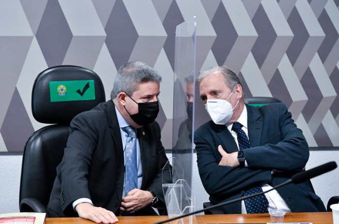 O senador Tasso Jereissati (à dir.), autor do projeto que cria Lei de Responsabilidade Social, com o relator, Antonio Anastasia - Leopoldo Silva/Agência Senado