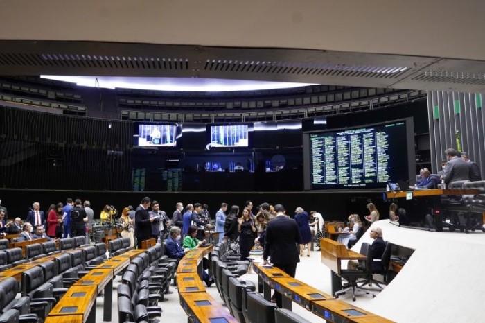 Câmara aprova projeto que prevê reembolso na tarifa de energia em razão de tributo indevido; acompanhe
