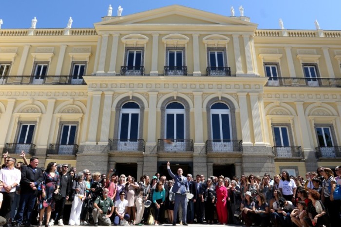 Quatro anos após incêndio, Museu Nacional apresenta fachada restaurada