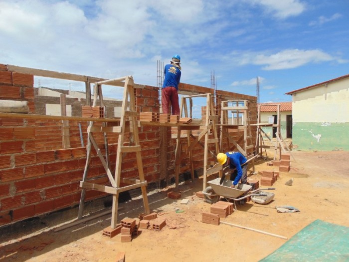 Secretário municipal de Educação vistoria obra do novo prédio escolar do povoado de Campo Formoso