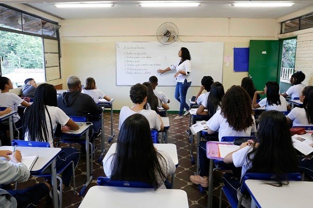 Governo de Minas publica a nomeação de 1 mil professores  aprovados em concurso da Educação  