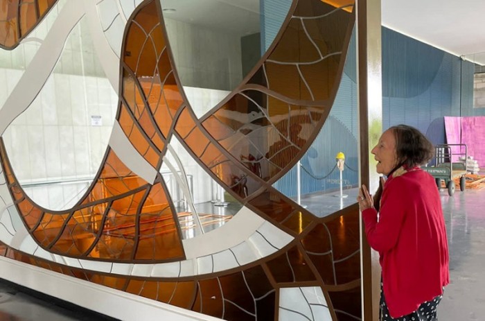 Marianne ao lado do painel 'Pasiphae', de 1977 - Waldemir Barreto/Agência Senado