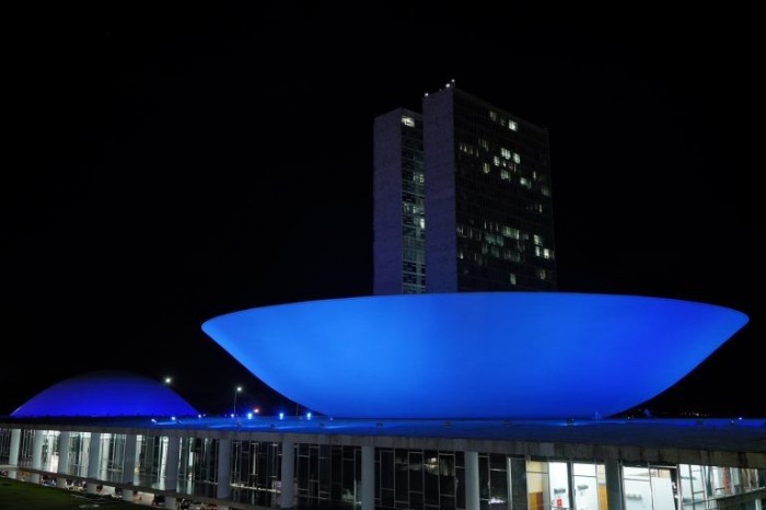 Congresso ganha iluminação azul para lembrar o Dia Mundial da Audição