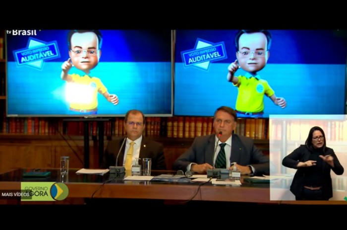 Em transmissão ao vivo pela TV Brasil, Bolsonaro exibiu vídeos e teorias que já foram desmentidos pelo Tribunal Superior Eleitoral - Reprodução/Tv Brasil