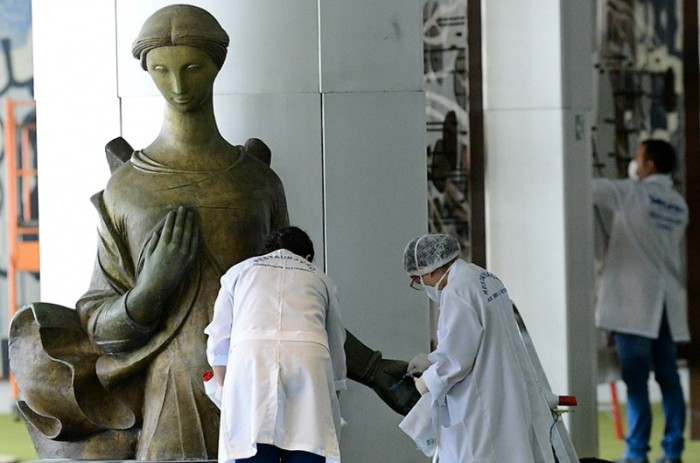 Escultura 'Anjo' em bronze fundido, de Alfredo Ceschiatti, localizada no Salão Verde da Câmara dos Deputados, é avaliada depois dos atos de vandalismo do dia 8 de jenrio de 2023 - Pedro França/Agência Senado