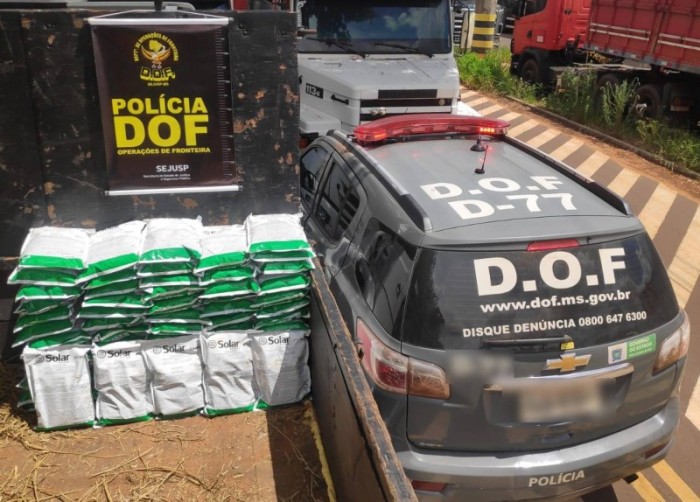 Caminhão que seguia para o Paraná com agrotóxicos contrabandeados foi apreendido pelo DOF durante a Operação Hórus