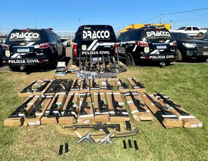 Polícia Civil apreende fuzis, pistolas, espingardas e carregadores em operação realizada em Dourados