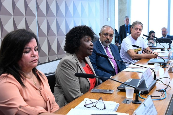 A deputada Benedita da Silva participou da audiência pública da CDH pelos 10 anos da Emenda das Domésticas; requerida pelo presidente da comissão, Paulo Paim, a audiência debateu os direitos das trabalhadoras domésticas - Geraldo Magela/Agência Senado