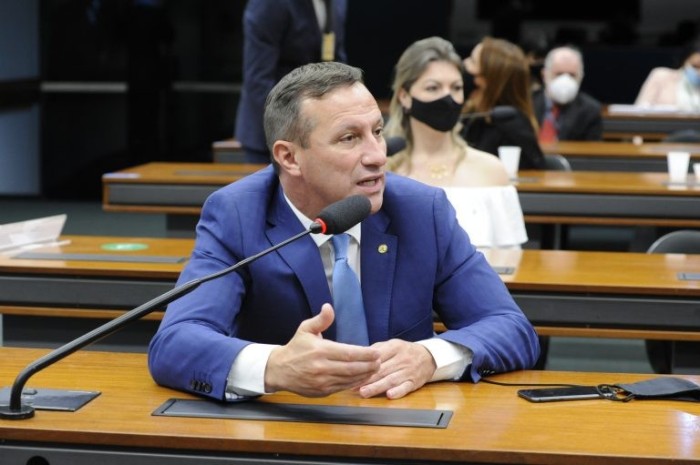 Projeto torna crime o arremesso de objetos para o interior de presídios