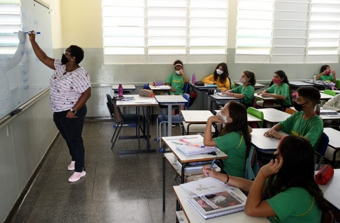 Professores comemoram reajuste de 34%, que reflete na melhoria da qualidade de ensino aos alunos