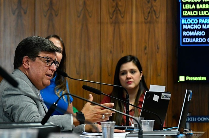 O senador Carlos Viana foi o relator, na CDH, da sugestão apresentada ao Senado que decidiu pelo envio da indicação pelo fim da pensão a filhos de militares ao Palácio do Planalto - Foto: Geraldo Magela/Agência Senado