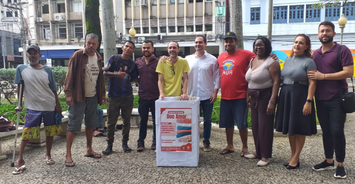 Pessoas em situação de rua recebem donativos da Campanha do Agasalho da SEDH