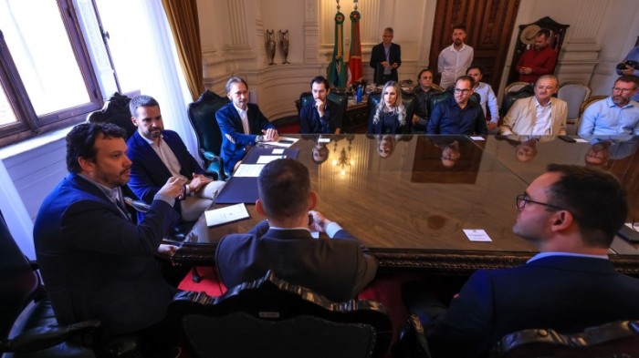 Anúncio foi feito em reunião com prefeitos da Serra, realizada no Palácio Piratini -Foto: Gustavo Mansur/Secom