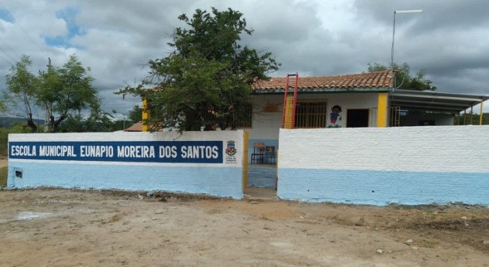 Prefeitura entrega mais uma escola totalmente reformada na zona rural
