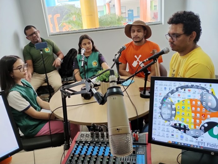 Alunos e professores da ETI Fidêncio Bogo participam de Oficina de produção da viola de buriti