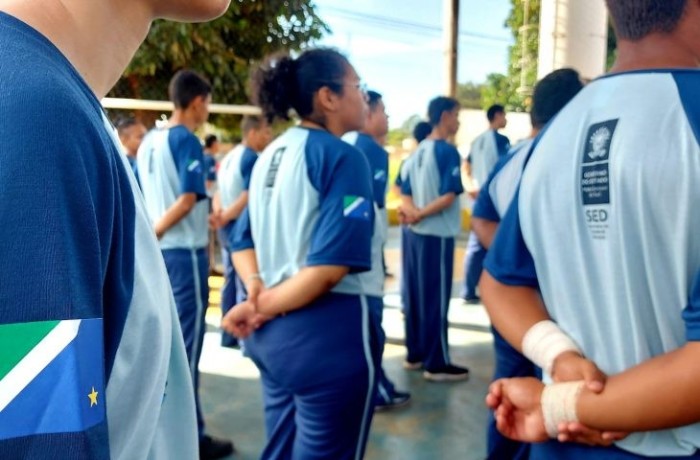EECIM Marçal de Souza Tupã Y recebe kit completo de uniforme