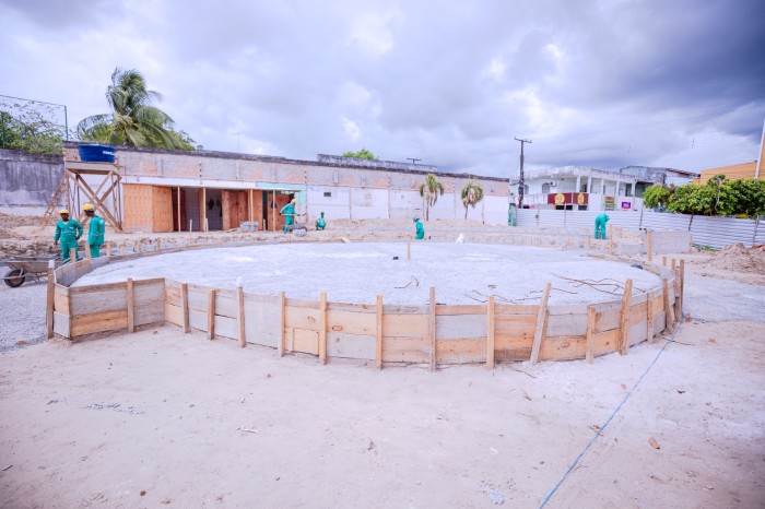Segue progredindo as obras na Praça da Gleba E