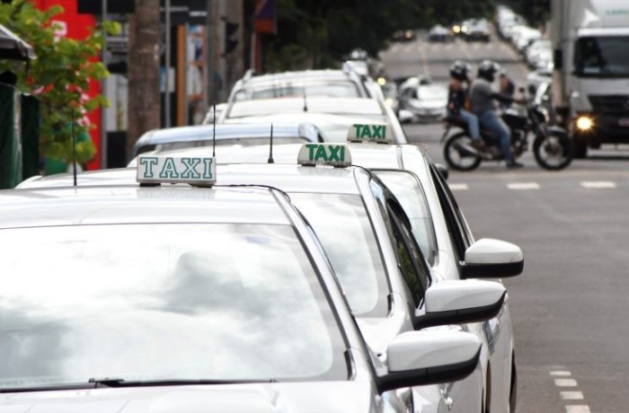 Taxistas contam com isenção de ICMS na compra de veículos elétricos e híbridos