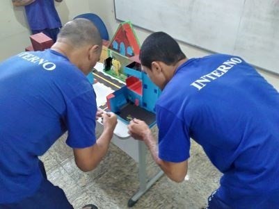 Alunos de Barra de São Francisco aprendem formas geométricas por meio de confecção de maquete