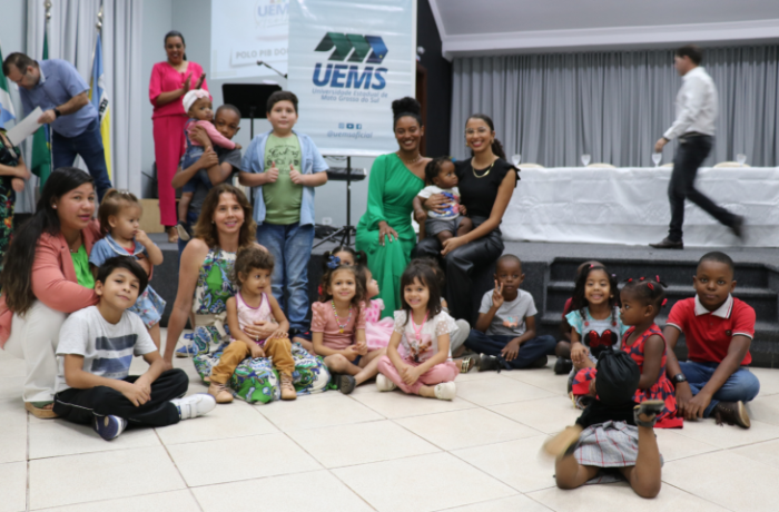 UEMS Acolhe entrega certificados a migrantes internacionais em Dourados e Campo Grande
