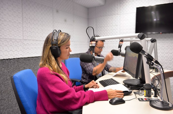 Nos estúdios da Rádio Senado, Paula Groba e Ricardo Nakaoka apresentam o jornal do Senado na Voz do Brasil - Rodrigo Viana/Senado Federal