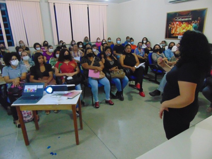 Curso de Libras promovido pela Secretaria Municipal de Educação atrai grande público na aula inaugural