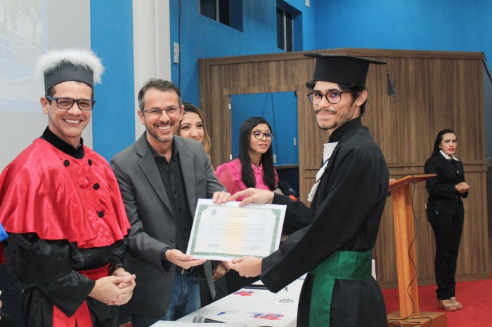 Educação: Alunos da UEPA colam grau em solenidade com vice-prefeito de Marabá Luciano Dias