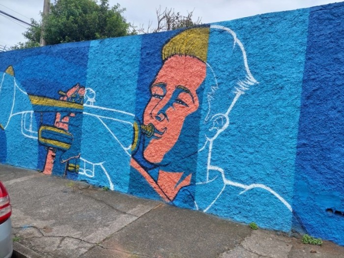 Pintura em muro de escola na Serra retrata sonhos e expectativas dos estudantes