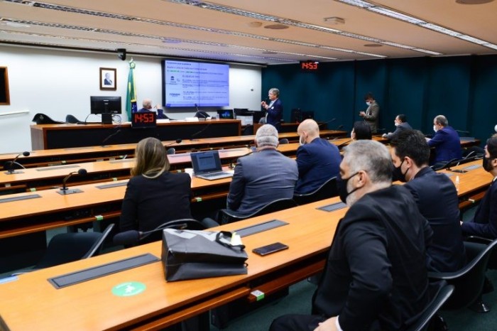 Deputados questionam volume da dívida pública e de reservas internacionais