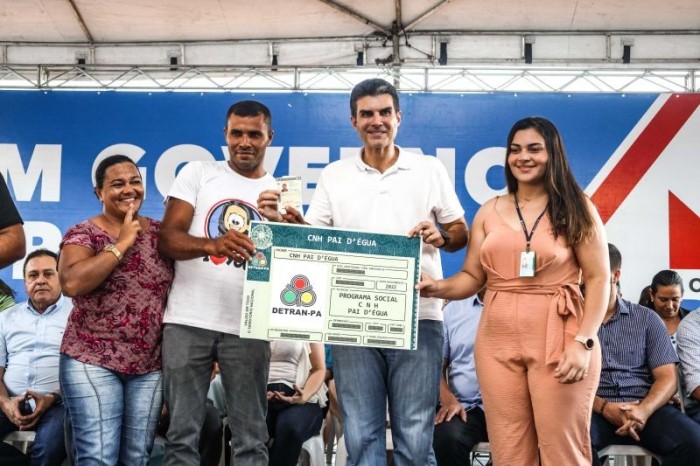 Beneficiários do 'CNH Pai D'Égua' de Marabá e Parauapebas recebem carteiras de habilitação
