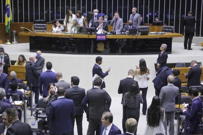 Oposição critica novos temas na MP que renegocia dívidas do Fies; acompanhe