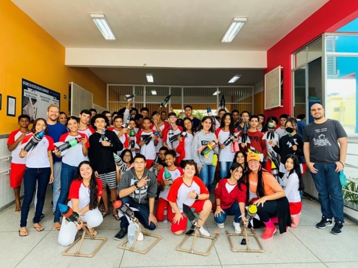 Alunos de São Mateus constroem protótipos de foguetes com materiais recicláveis