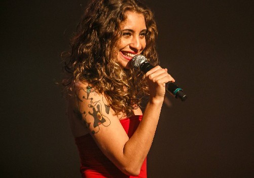 Júlia Vargas apresenta novo álbum em show gratuito no Teatro Dulcina (RJ)
