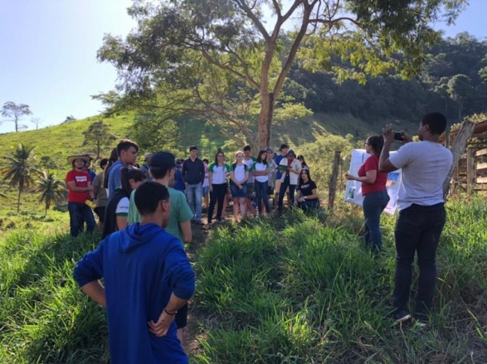 Alunos de Nova Venécia protegem nascente e plantam mudas com o Idaf