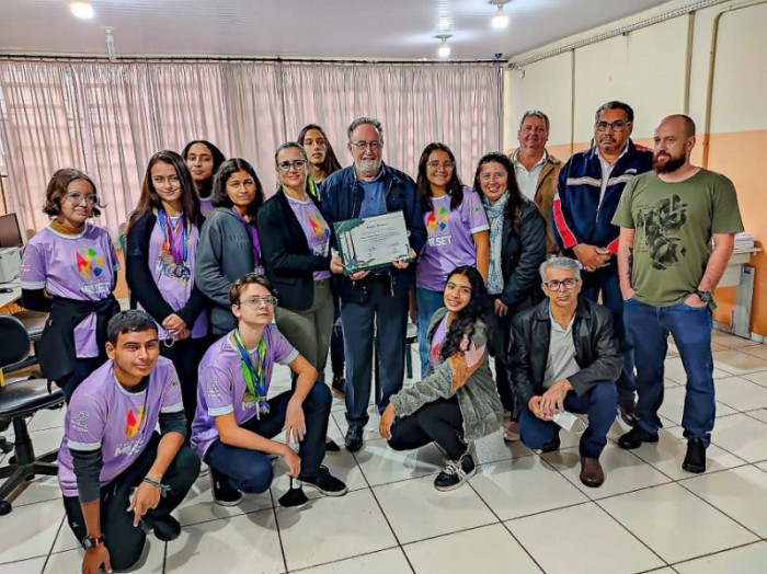 Deputado Tercilio Turini homenageia colégio de Primeiro de Maio por conquistas internacionais. / Créditos: Cesar Ota