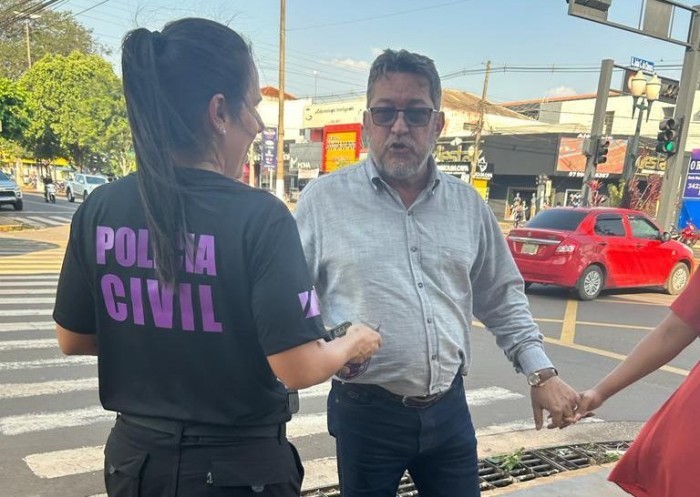 Agosto Lilás – Polícia Civil realiza blitz educativa em Dourados, com distribuição de panfletos sobre violência doméstica