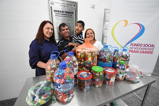 Família beneficiada pelo Fundo Social arrecada tampinhas para ajudar quem precisa