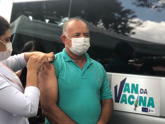 Com Van da Vacina, SMS vacinou 435 pessoas na Praça Hercílio Lima nesta quarta