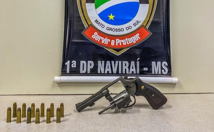 Polícia Civil prende homem de 43 anos por posse irregular de arma de fogo de uso restrito